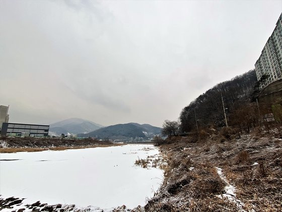 경기도 광주 국수봉(오른쪽)을 끼고 흐르는 곤지암천. 홍민자 경기도 광주시 문화관광해설사는 쌍령전투에서 청군에 궤멸한 조선군이 이 곤지암천 부근에 주둔했고 청군은 오른쪽의 국수봉을 통해 기습을 했다고 한다. 김홍준 기자