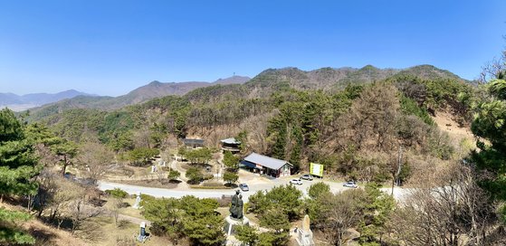 충북 제천시 시랑산 중턱에서 바라본 박달재(453m). 사진 하단의 여러 기념물처럼, 박달-금봉의 러브스토리, 김취려 장군의 격전지, 반야월 선생의 노래 무대 등의 이야기들이 뒤섞여 있는 곳이다. 김홍준 기자