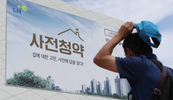 분양가 관련 규제로 아파트 공급이 막히면서 수요자들의 `내 집 마련`도 멀어지고 있다. 19일 서울 송파구에 위치한 성남 복정1지구 사전청약 현장 접수처에 붙어 있는 포스터를 한 시민이 바라보고 있다. [박형기 기자]