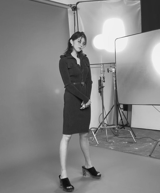 Actor Han So Hee (real name So-hee and 27) unveiled the scene of the photo shoot.Han So Hee wrote down emoticons such as  on Instagram on Wednesday and posted several photos: these are the recently released magazine Harpers Bazaar pictorials.Han So Hees superior beauty is a picture, and Han So Hee added a photo shoot scene photo.In one photo, Han So Hee, wearing a black coat, sits on the floor with Barefoot in the Park and takes a pose.Han So Hees alluring eyes and overwhelming beauty spark admiration.In the black and white video, which is taken with both hands gathered together, Han So Hees slender glamour is surprising. Netizens respond to big hit and pretty.Han So Hee is appearing on the comprehensive programming channel JTBC Drama I Know, starring Actor Song Gang, 27, whose finale is imminent.