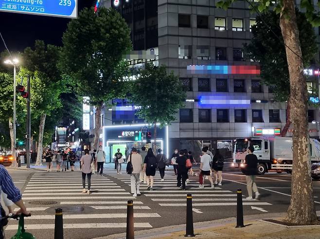 18일 오후 서울시 강남구 대치동 학원가. 학생들이 수업을 마치고 귀가하고 있다. 김영철 기자