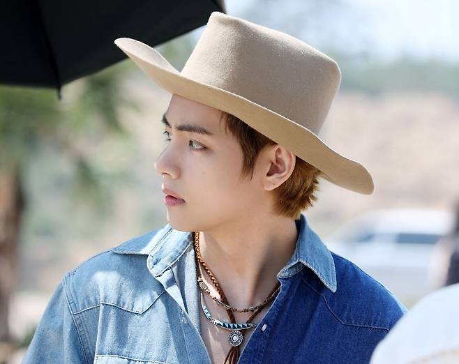 "I LOVE YOU 3000 TAEHYUNG" 방탄소년단 뷔, '비밀병기' 첫 등장 트위터 3000일 기념 전세계 팬들 축하