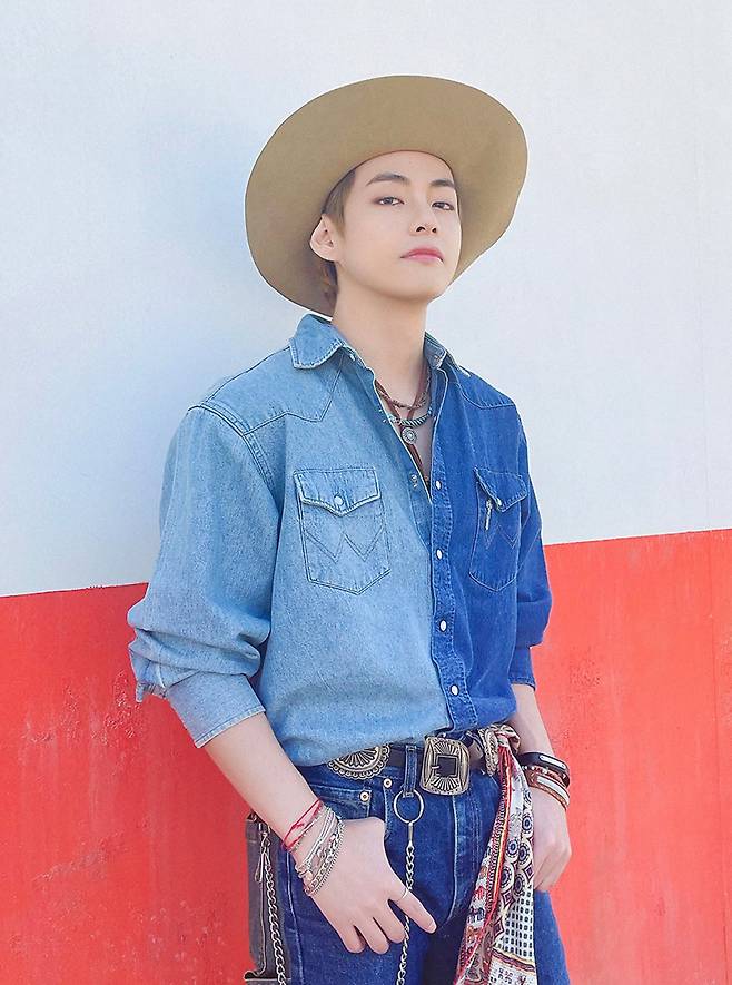 "I LOVE YOU 3000 TAEHYUNG" 방탄소년단 뷔, '비밀병기' 첫 등장 트위터 3000일 기념 전세계 팬들 축하