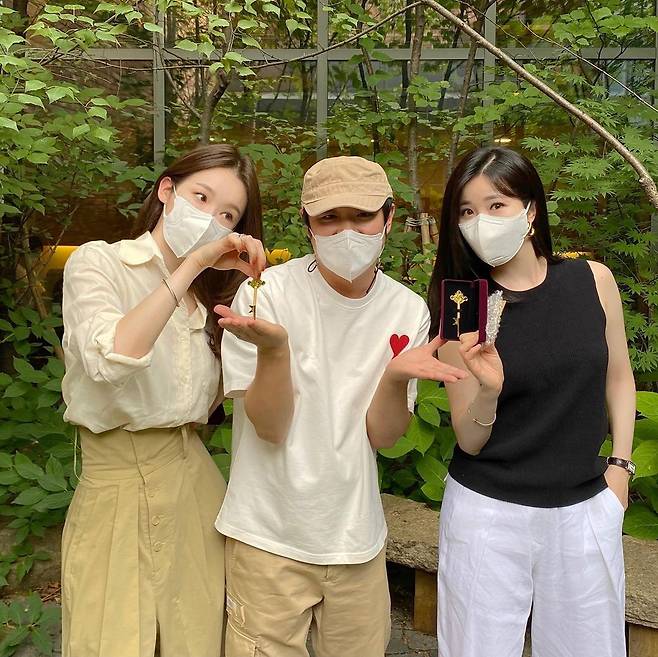 Kang Min-kyung told his Instagram on the 19th, Representation brother is vibe 20th AnniversaryHe gave me the key to the remake album, and he said he would sell it whenever he needed to pay. Kang Min-kyung in the public photo boasts a golden key standing alongside vibe Ryu Jae-hyun and Davisi Lee Hae-ri.Their warm-hearted senior and junior Kimi has attracted the attention of the viewers.Kang Min-kyung said, I am a true senior of the shipwreck and I was the first in the charts this morning. Next time, the gold toad comes and I have to buy a safe where I can put it.Lee Hae-ri also laughed, leaving a comment saying, Im a little bit like a gangster holding a gold key, but its because of your mood.Meanwhile, Davisi, who belongs to Kang Min-kyung, made his vibe debut 20th Anniversary on the 18thI participated in the project REVIBE Vol.2 Look at the photo.Photo: Kang Min-kyung Instagram