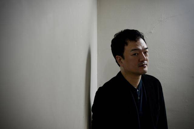 이용덕 작가는 1976년 사이타마현에서 태어난 재일 한국인 3세로, 이 작품으로 제42회 노마문예신인상을 수상했다. 시월이일 제공