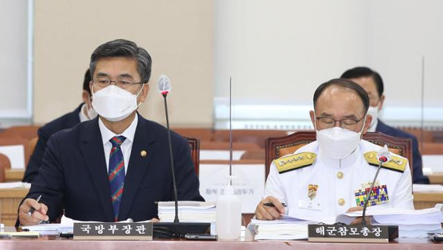 서욱(왼쪽) 국방부 장관과 부석종 해군참모총장이 20일 서울 여의도 국회에서 열린 국방위원회 전체회의에 출석해 답변을 준비하고 있다. 뉴시스