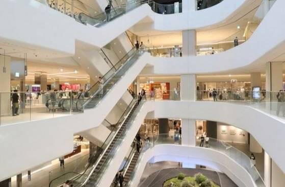 롯데백화점 동탄점은 백화점과 야외 스트리트 쇼핑몰이 결합된 하이브리드 공간으로 경기 최대 규모 랜드마크이다. 머물고 싶은 ‘스테이플렉스(Stay+Complex)’를 지향하는 차별화된 복합문화공간이다. [연합뉴스]