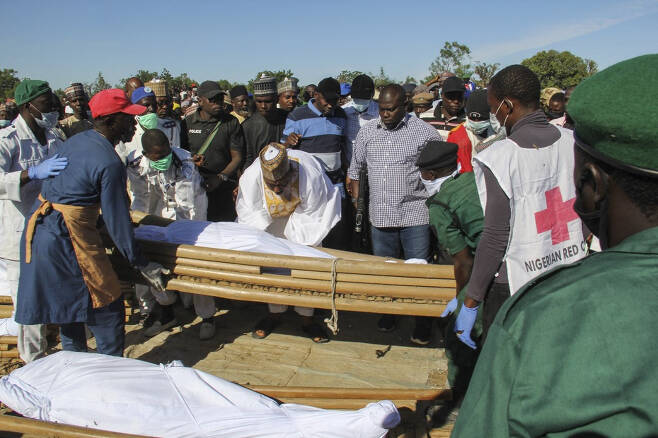 나이지리아 이슬람 무장 단체 보코하람의 무차별 테러로 사망한 시민들의 장례식/사진=AFP