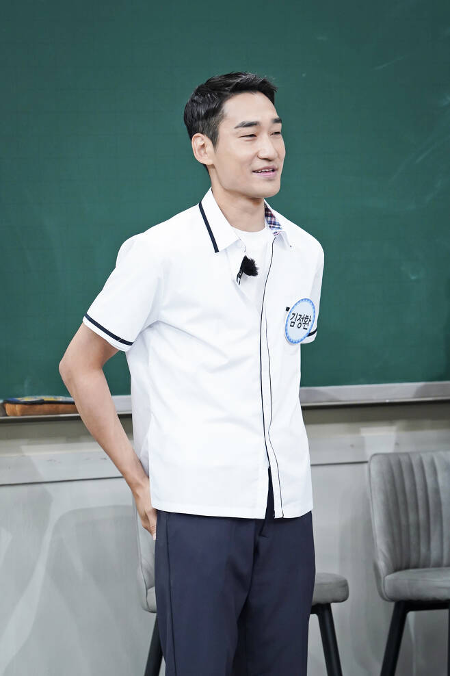 Fencing Sabres national team oldest brother Kim Jung-hwan has questioned the modifier.The second story of Fencing Avengers Kim Jung-hwan, Koo Bon-gil, Kim Jun-ho and Oh Sang-wook, who filled his brothers school with laughter and emotion last week, will be released at JTBC Knowing Bros broadcast on August 21st.Kim Jung-hwan, the eldest brother who came to his brothers school, attracted attention by questioning the modifiers he attached to him.Kim Jung-hwan said, Sang-wook has a sign of fencing, Oh Sang-wook, and Bon-gil and Jun-ho have a modifier called beautiful swordsman. But in front of my name, Kim Jung-hwans dedication continued; he said, My childhood dream was not a fencing player, which raised questions.I wanted to play a match with Kim Hee-cheol while watching Knowing Bros, he said.