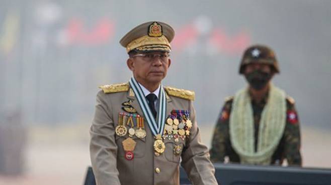 지난달 27일 수도 네피도에서 미얀마군의 날을 기념해 군사 퍼레이드를 사열하는 민 아웅 흘라잉 최고사령관