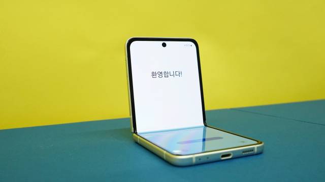 갤럭시 Z 플립3를 처음 시작할 때의 모습 /이종호기자
