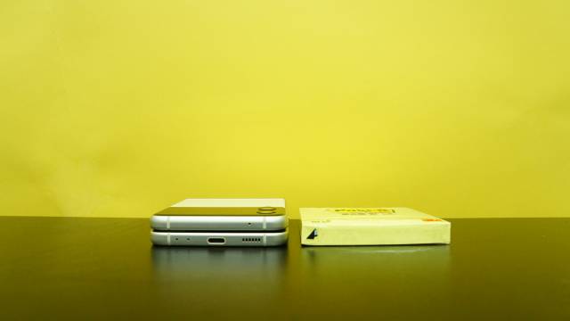 갤럭시 Z 플립3와 포스트잇의 두께 비교 /정혜진기자