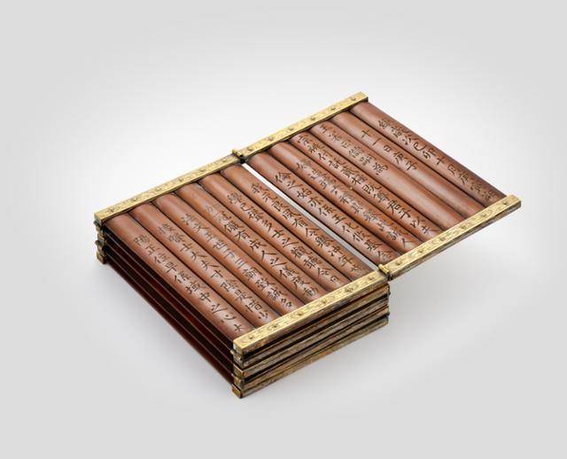 '효명세자빈 책봉 죽책', 1819년 조만영의 딸을 효명세자의 빈으로 책봉할 때 수여한 죽책이다. 효명세자빈은 후에 고종이 12세의 어린 나이로 즉위하자 수렴청정을 하였으며 조대비 혹은 신정왕후로 잘 알려져 있다. 이 죽책은 국외소재문화재재단이 2017년 6월 프랑스 경매에서 발견하여 2018년 1월 국내로 들여왔다. 김동현 부장 제공