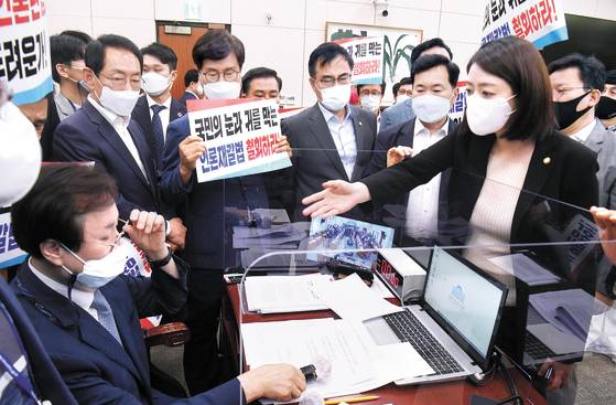 19일 오후 서울 여의도 국회 문화체육관광위원회 전체회의에서 국민의힘 의원들이 언론중재법 개정안 통과시키려는 도종환 위원장에게 항의하고 있다. 임현동 기자