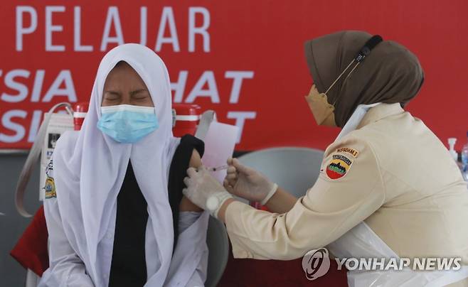 중국 시노백 백신 접종하는 인도네시아의 한 의료 종사자 [AP=연합뉴스]