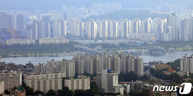 서울 남산에서 바라본 한강 주변 아파트 모습.(자료사진) 2021.7.8/뉴스1 © News1 김명섭 기자