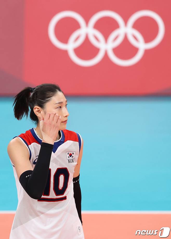 배구 김연경이 8일 일본 도쿄 아리아케 아레나에서 열린 '2020 도쿄올림픽' 여자 배구 동메달전 대한민국과 세르비아의 경기를 마치고 이동을 하고 있다. 이날 대한민국 여자배구는 세르비아에 세트스코어 3대0으로 패했다. 2021.8.8/뉴스1 © News1 송원영 기자