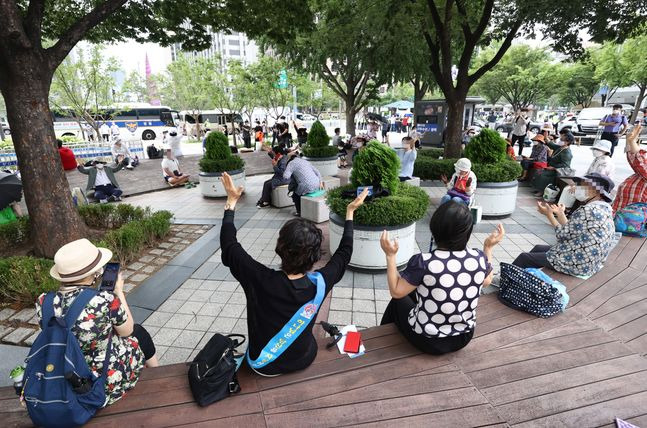 관할 구청으로부터 시설 폐쇄 결정을 받은 서울 성북구 사랑제일교회 신자들이 22일 서울 광화문 동화면세점 앞에서 현장 예배를 하고 있다. ⓒ 연합뉴스