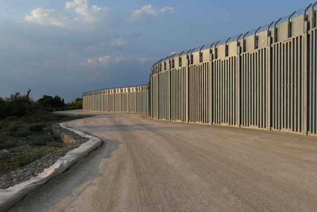 터키와 국경 지역인 그리스 알렉산드로폴리스에 10일 높은 국경 장벽이 설치돼 있다. 알렉산드로폴리스=로이터 연합뉴스