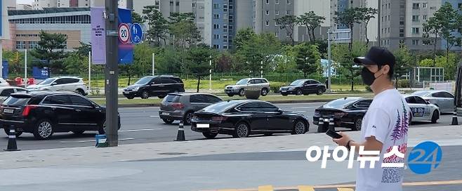 20일 개점한 롯데백화점 동탄점 사거리에 백화점 임원들의 제네시스 차량이 도로를 막고 불법주차돼 있다. [사진=김태헌 기자]