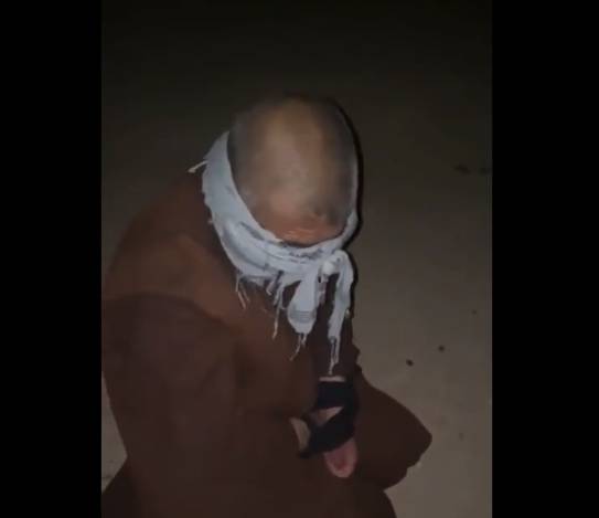 아프간 서부 헤라트 인근 바기스 지역에서 아프간 정부 관료인 하지 물라 아차크자이 경찰청장이 탈레반에 의해 잔혹하게 처형하는 영상이 SNS에 떠돌고 있다. [트위터 캡처]