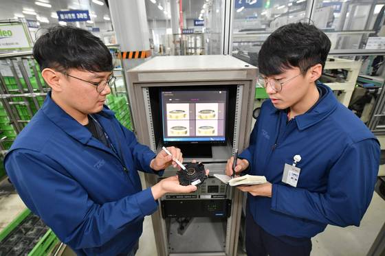 현대모비스 직원들이 경기도 평택 포승공장에서 딥러닝 분석 기법을 활용해 전동조향장치(MDPS)의 센서 품질을 검사하고 있다. 전경련은 ESG로 인한 부정적 위험 우려가 낮은 기업 중 한 곳으로 현대모비스를 꼽았다. [사진 현대모비스]