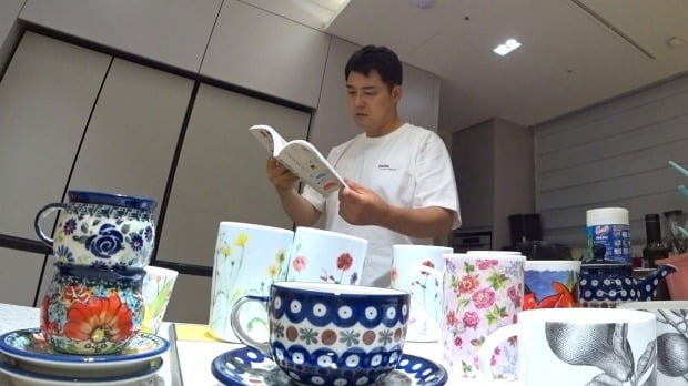 전현무가 새로 입주한 집에서 인테리어 관련 서적을 살펴보고 있다. /사진=MBC '나 혼자 산다'