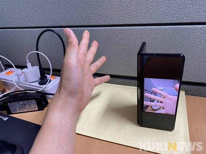 갤럭시Z폴드3 듀얼 프리뷰 기능을 이용해 사진을 찍어봤습니다. 손이 보는 방향이 후면 카메라가 보는 방향입니다.&nbsp;