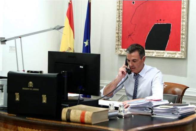 조 바이든 미국 대통령은 토요일인 21일(현지시간) 페드로 산체스 스페인 총리와 전화 통화를 하고 아프가니스탄 사태를 논의했다. 사진은 스페인 정부가 공개한 산체스 총리의 통화 모습. 마드리드=EPA연합뉴스