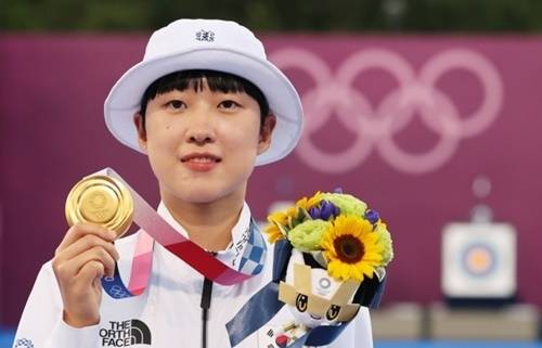 안산 선수가 지난달 30일 일본 도쿄 유메노시마 공원 양궁장에서 열린 ‘2020 도쿄올림픽’ 양궁 여자 개인전 시상식을 마치고 금메달을 목에 건 채 포즈를 취하고 있다. 도쿄=뉴스1