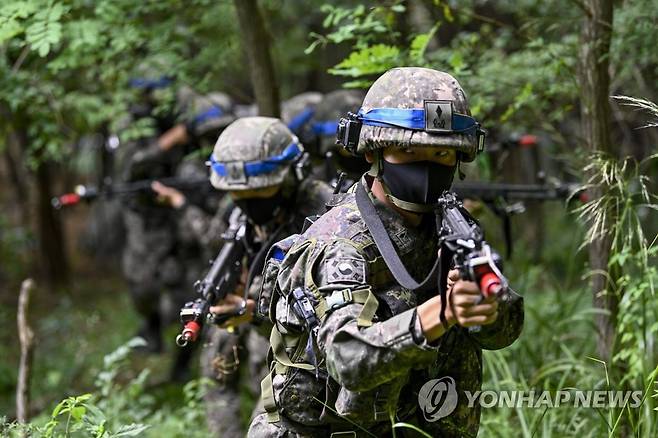 전투 훈련하는 신임 장교들 (서울=연합뉴스) 육군 최초로 여단급 부대가 서로 교전하는 '훈련부대 간 KCTC 쌍방훈련'이 지난 21일부터 육군과학화전투훈련단에서 진행되고 있다.
    사진은 지난 19일 열린 훈련 준비 및 예행 연습에서 3사단 혜산진여단 전투단 소속 신임 장교들이 전투 훈련하는 모습. 2021.8.22 
    [육군 제공. 재판매 및 DB 금지] photo@yna.co.kr