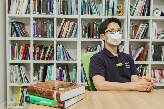 정지훈 수의사가 말을 전문으로 하는 의사의 업무를 설명했다.