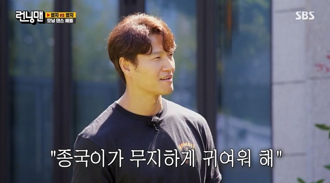 Yoo Jae-Suk immerses himself in Kim Jong-kook - Song Jihyo love lineOn SBS Running Man broadcast on August 22, the same names Lee Young and Heo Young-ji were invited as guests and decorated with Gongji VS Gnostic Race.Todays first prize is Hanwoo, and another product is the modern bulocho gwangji mushroom, the production team said.Along with this, Kara Heo Young-ji and rapper Lee Young appeared and enjoyed the appearance.In fact, the two people on the day of shooting laughed, Thanks to Running Man.In addition, the full-scale Gongji VS Gnostic Race began; the members, Mission One, chose the team leader.There is a possibility that the number of teams will change for each mission, and the winning team will score five times the number of teams One, but it is entirely the authority of the team leader to distribute them.The defeated team will only score as many as the team leader.The first mission was the Morning Dance Battle; however, all the members were embarrassed by the fighting dance of idol Heo Young-ji and dance club Lee Young.Eventually, Yoo Jae-Suk, who stopped it, tongued out, (Lee) the estate hears the music for the first time, its creepy.Heo Young-ji then formed the group S.E.S. with the same team Song Jihyo and Jeon So-min; Yoo Jae-Suk, who saw it, said, Did you see Jihyo?Finally, he is so cute, he wants to bite Jihyo. Again, Kim Jong-kook - Song Jihyo lit up the love line.An angry Kim Jong-kook responded with a sharp response, Did you see my face? You were still backing me. So Song Jihyo said, Am I so cute?, and the win went to the Lee Young team.The second mission was a random-playing foot volleyball; the players were determined by the crew to select the ball at random.The same team, Ji Suk-jin and Lee Young, showed the breathing of the hallucinations, causing laughs.Its like a beach mother and daughter with two beach volleyball, said Yoo Jae-Suk, who saw it. Lee Young was embarrassed by Mother and daughter? Not a woman and a mother and daughter?Ji Suk-jin The next runner, Jeon So-min, who played as a runner, bought the members boos with his ability to beat the ball without seeing the ball from the sub.Im funny, said Jeon So-min, clear. Without any hesitation, the win was won by the Heo Young-ji team.The third mission was a quiz showdown of the lunch-time hunks.Fortunately, the members were relieved to say that it was a food-related quiz, but the actual problem was that President Joe Biden of America likes roast chicken salad the most.Then, what is the full name of the United States of America vice president who is helping him? 