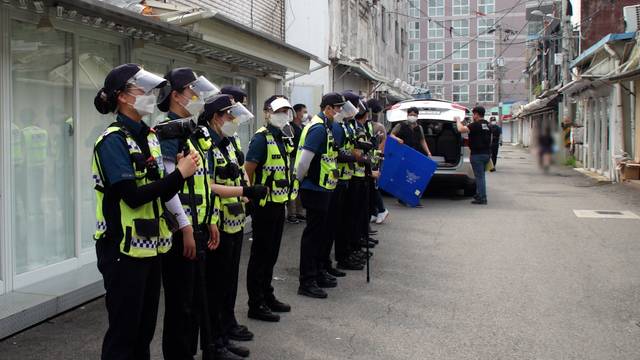 [평택=뉴시스] 30일 오전 경기 평택역 주변에 위치한 일명 '쌈리' 성매매 집결지 내 업소에 대해 경찰이 압수수색을 벌이고 있다. 경찰은 이날 만일의 사태에 대비해 경찰 부대 등 150여 명을 동원해 압수수색을 진행했다. 2021.6.30. (사진=평택경찰서 제공) *재판매 및 DB 금지