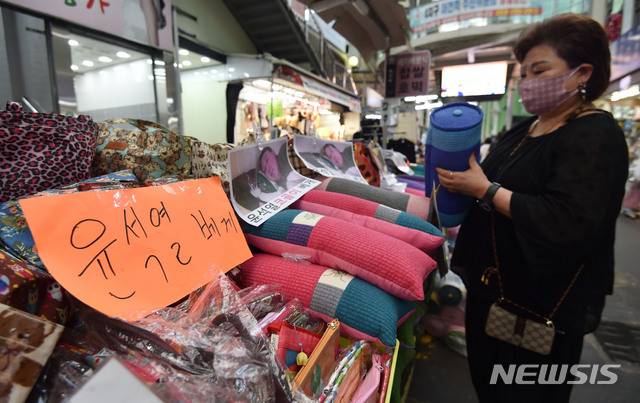 [대구=뉴시스] 이무열 기자 = 23일 오후 대구 중구 서문시장 한 침구류 가게에서 국민의힘 대권 주자인 윤석열 전 검찰총장을 모델로 한 이른바 ‘윤석열 베개’가 판매되고 있다. 2021.08.23. lmy@newsis.com