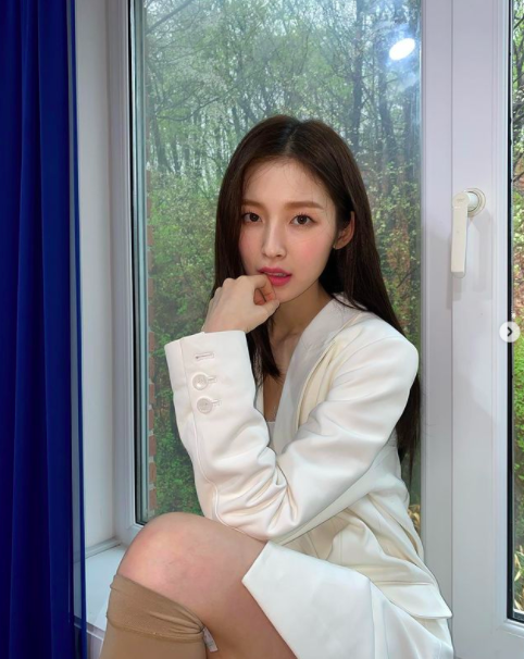Group OH MY GIRL member Arin has released maturity.Arin posted a number of photos on his instagram on the afternoon of the 23rd, along with an article entitled Now I see my attachment.In the open photo, Arin naturally lowers his black long straight hair and wears a white Jacket.I feel a mature charm in his appearance, staring at the camera with unexcessive makeup.On the other hand, OH MY GIRLs new song DUN DANCE, which Arin belongs to, not only won the top of the major music charts in Korea immediately after its release, but also surpassed 10 million views in 32 hours after the release of music broadcasts and music videos, breaking the record of the first sales volume itself.arin Instagram