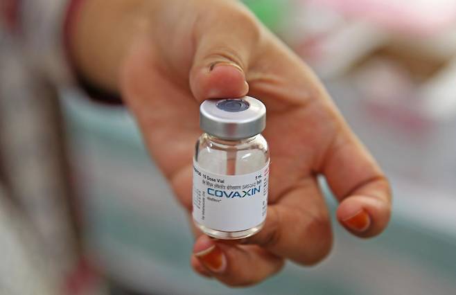 미얀마 군 당국이 군인들을 대상으로 동의도 없이 미승인 백신 테스트에 동원한 인도 제조 백신. 해당 백신은 지난 6월 말 기준으로 16개국에서 긴급상용 승인을 받았지만, 세계보건기구는 이에 대해 정식 승인을 내리지 않았다.