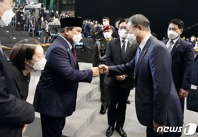 문재인 대통령이 9일 경남 사천시 한국항공우주산업(KAI) 고정익동에서 한국형 전투기(KF-X) 시제기 출고식에 참석해 프라보워 수비안토 인도네시아 국방부 장관과 인사하고 있다. 2021.4.9/뉴스1 © News1 유승관 기자