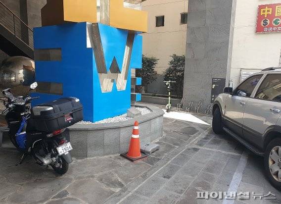 제주시는 관내 공개공지 활용 실태를 점검 결과 위반 사례로 53곳을 적발했다. 사진은 공개공지를 불법 사유화한 경우다. [사진=제주시 제공]