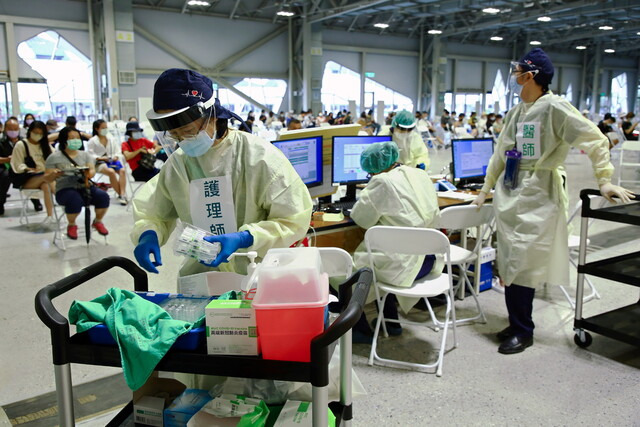 대만에서 자체 개발한 가오돤 코로나19 백신 예방 접종이 시작된 23일 수도 타이베이의 한 지정 접종센터에서 의료진이 사전 준비작업을 준비하고 있다. 타이베이/로이터 연합뉴스