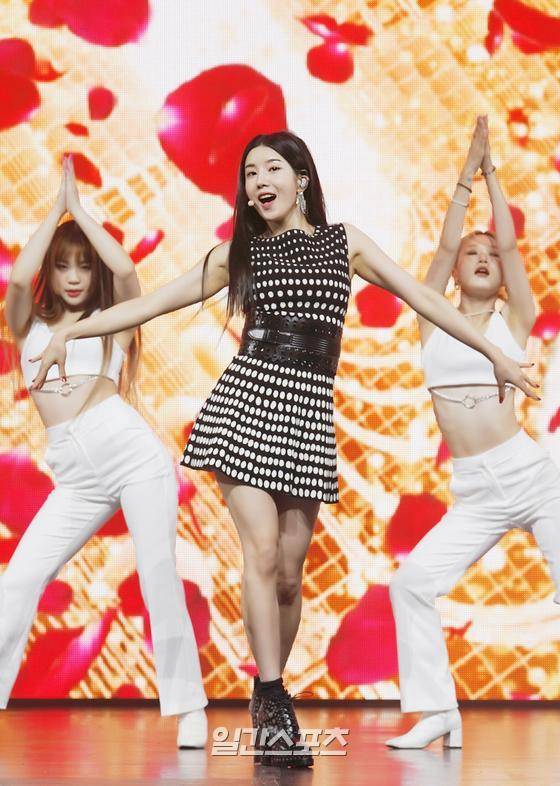 Singer Kwon Eun-bi is performing at the Online Media Showcase commemorating the release of his first mini album OPEN, which was held on Online Live on the afternoon of 24 Days.