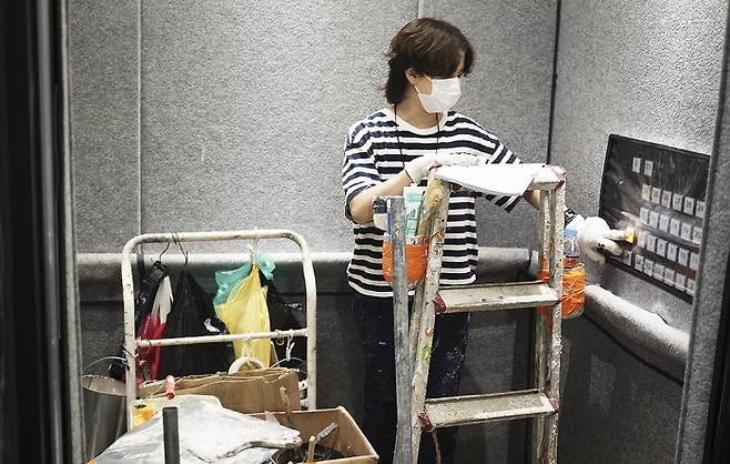 요즘 그가 하는 일은 입주 전 A/S다. 매일 아침 현장 매니저가 적어둔 작업 지시 사항을 읽고, 아파트 이층 저층을 오가며 손봐야 할 곳을 부분을 찾는다. 페인터와 각종 도구로 가득 찬 카트를 끌고 작업을 위해 이동하는 슬기씨의 모습. 사진 이아름기자