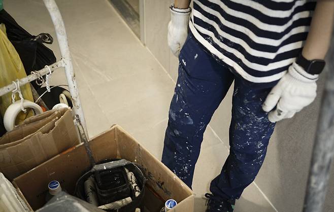 페인터 서슬기씨는 먹고 살기 위해 떠밀리듯 일을 시작한 것이 아니라 적극적으로 이 직업을 ‘선택’했다. 사진은 그가 일할때 쓰는 카트. 붓과 페인트, 마스킹 테이프, 롤러 등 업무도구. 군데군데 페인터로 얼룩진 바지에 대해 질문했더니 일할 때 입는 옷들은 한달 쯤 입고 더 이상 입을 수 없으면 교체한다고 했다. 사진 이아름 기자