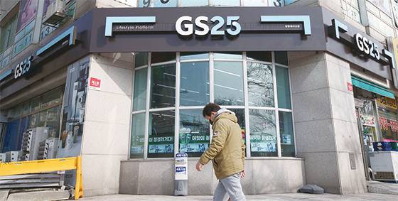 GS리테일이 배달 앱 요기요를 전격 인수, 퀵커머스 사업에 본격 진출했다. 단, 배민, 쿠팡에 비해 상대적으로 낮은 요기요 점유율과 가맹점 기반이라는 점에서 시너지 효과에 대한 의문의 목소리도 적잖다. <한주형 기자>