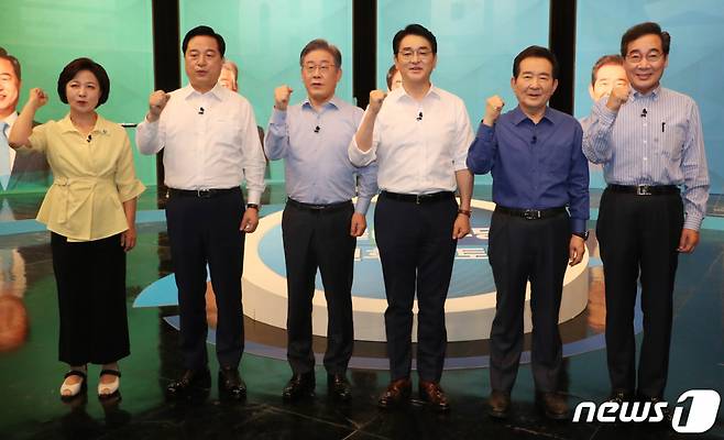 (서울=뉴스1) 국회사진취재단 = 17일 오후 서울 상암동 DMC에서 열린 채널A 주최 더불어민주당 제20대 대선후보 토론회에서 후보들이 기념촬영을 하고 있다. 왼쪽부터 추미애, 김두관, 이재명, 박용진, 정세균, 이낙연 후보. 2021.8.17/뉴스1