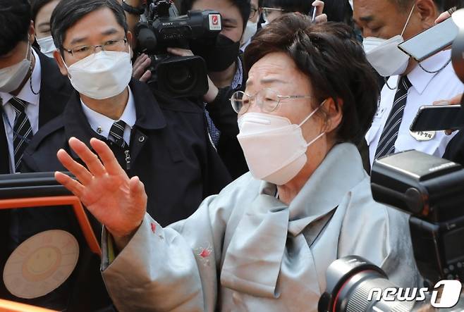 (서울=뉴스1) 임세영 기자 = 위안부 피해자이자 인권운동가인 이용수 할머니가 21일 오전 서울 서초구 서울중앙지방법원에서 열린 일본군 위안부 피해자와 유족들이 일본을 상대로 제기한 손해배상 청구 소송 선고기일을 마치고 청사를 나서고 있다. 서울중앙지법 민사합의15부(부장판사 민성철)는 이날 이용수 할머니 등 위안부 피해자와 유족 등 20명이 일본을 상대로 제기한 손해배상 청구를 각하했다. 2021.4.21/뉴스1