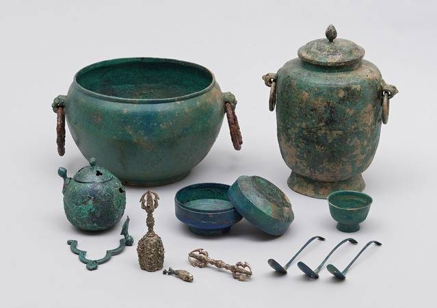 [서울=뉴시스] 문화재청(청장 김현모)은 2019년 미국에서 환수한 19세기 '국새 대군주보'를 비롯해 1946년 일본에서 환수한 대한제국기 '국새 제고지보', '국새 칙명지보', '국새 대원수보' 등 4과, 고려 시대 금속공예 기술의 절정을 보여주는 '서울 영국사지 출토 의식공양구 일괄'을 비롯해 조선 초기 음식조리서인 '수운잡방', 불경 '예념미타도량참법 권1~5' 등 총 7건을 보물로 지정했다고 24일 밝혔다. 사진은 서울 영국사지터 출토 의식공양구. (사진=문화재청 제공) 2021.08.24. photo@newsis.com *재판매 및 DB 금지