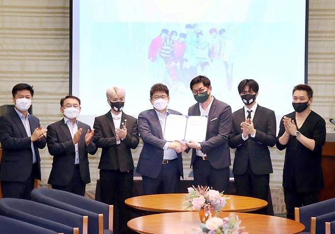(사진 왼쪽 세번째부터) 오메가엑스 휘찬, 이동원 코엑스 사장, 황성우 스파이어엔터테인먼트 의장, 오메가엑스 재한이 협약식 후 기념 촬영을 하고 있다.