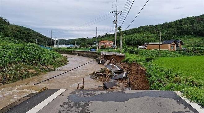 파손된 경주 양남면 신서리 소하천 둑 