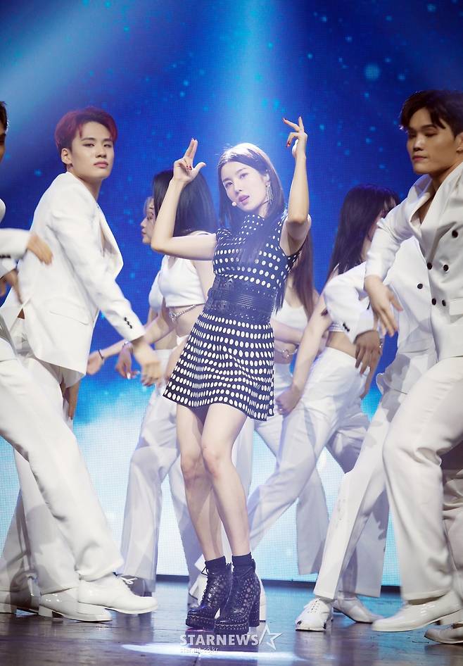 권은비 '화려한 조명이 나를 감싸네'[★포토]